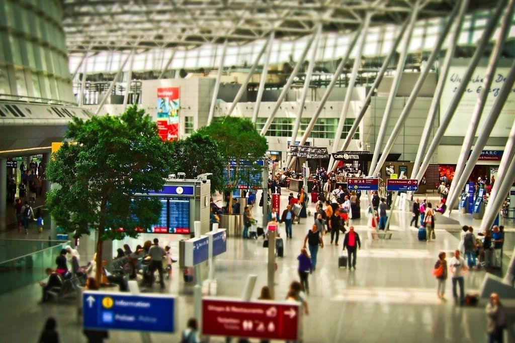 A concourse seen from above with every person detected by Intelli